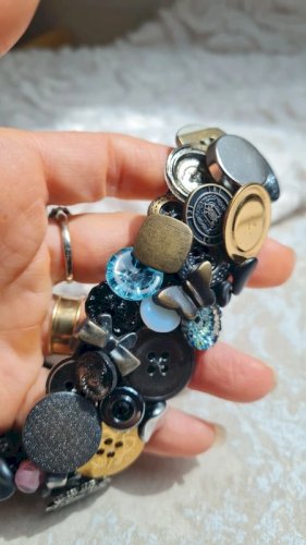 Bracelet avec boutons atypique