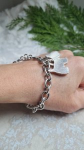 Bracelet avec un chien en métal argenté