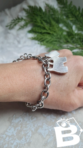Bracelet avec un chien en métal argenté