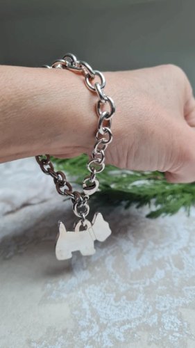 Bracelet avec un chien en métal argenté