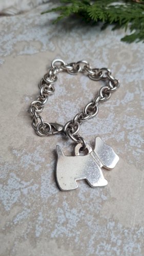 Bracelet avec un chien en métal argenté