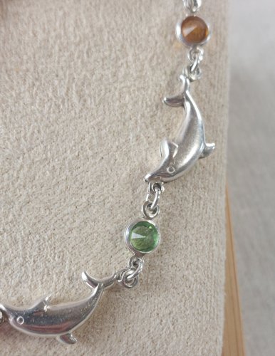 Bracelet décor dauphin, pierres multicolores, en argent massif