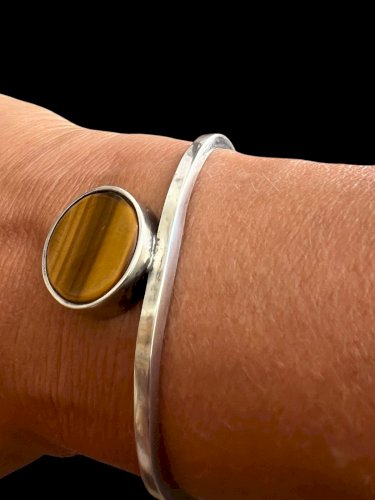 Bracelet design vers 1970 vintage signé JM forge France œil de tigre