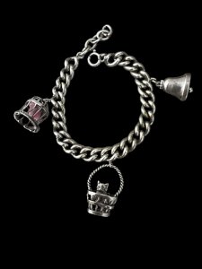 Bracelet gourmette breloques- Chat panier oiseau cloche vintage ancien Vers 1950