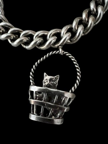 Bracelet gourmette breloques- Chat panier oiseau cloche vintage ancien Vers 1950
