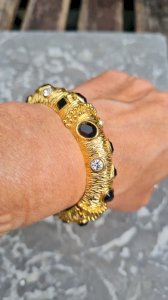Bracelet jonc vintage signé Sphinx , serti de pierres noir et brillant - doré K 57 années 80