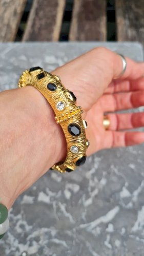 Bracelet jonc vintage signé Sphinx , serti de pierres noir et brillant - doré K 57 années 80