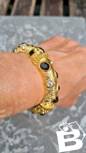 Bracelet jonc vintage signé Sphinx , serti de pierres noir et brillant - doré K 57 années 80
