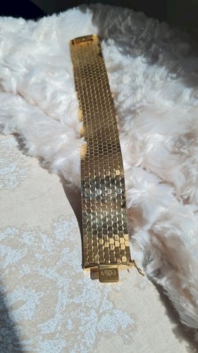 bracelet manchette plat articulé en plaqué or nid d abeille  années 70