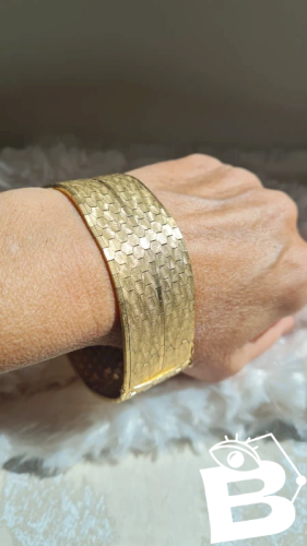 bracelet manchette plat articulé en plaqué or nid d abeille  années 70