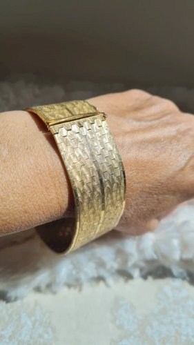 bracelet manchette plat articulé en plaqué or nid d abeille  années 70