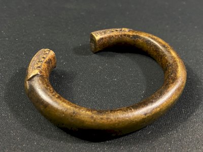 Bracelet torque en bronze à décor géométrique Mali, Burkina Faso fin XIXe
