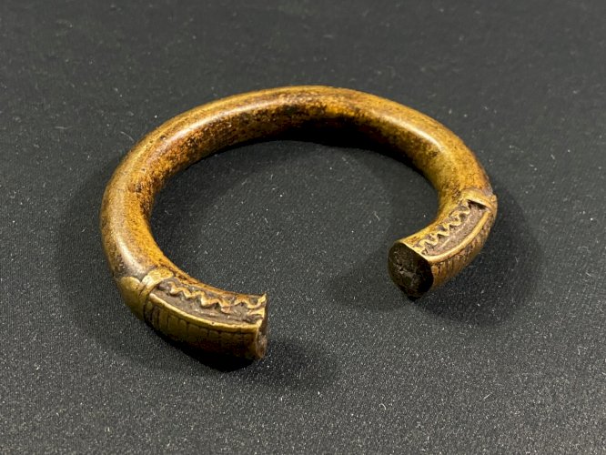 Bracelet torque en bronze à décor géométrique Mali, Burkina Faso fin XIXe