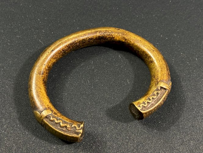Bracelet torque en bronze à décor géométrique Mali, Burkina Faso fin XIXe