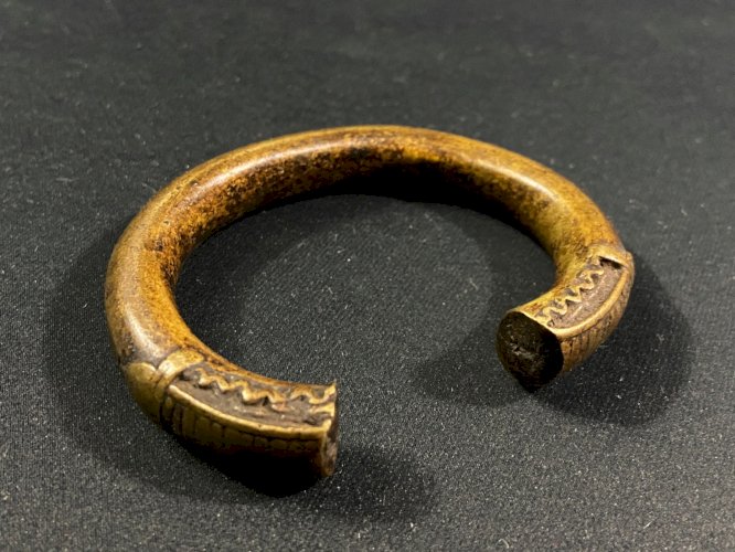 Bracelet torque en bronze à décor géométrique Mali, Burkina Faso fin XIXe
