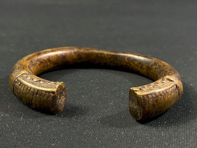 Bracelet torque en bronze à décor géométrique Mali, Burkina Faso fin XIXe