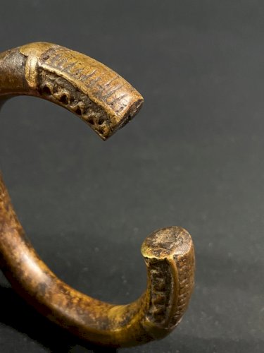 Bracelet torque en bronze à décor géométrique Mali, Burkina Faso fin XIXe