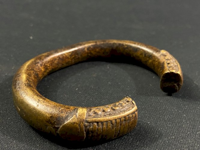 Bracelet torque en bronze à décor géométrique Mali, Burkina Faso fin XIXe