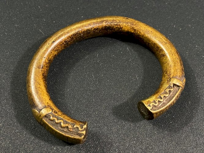 Bracelet torque en bronze à décor géométrique Mali, Burkina Faso fin XIXe