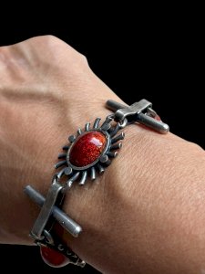 Bracelet vintage vers 1970 Brutaliste émaillé soleil, floral, design, rétro