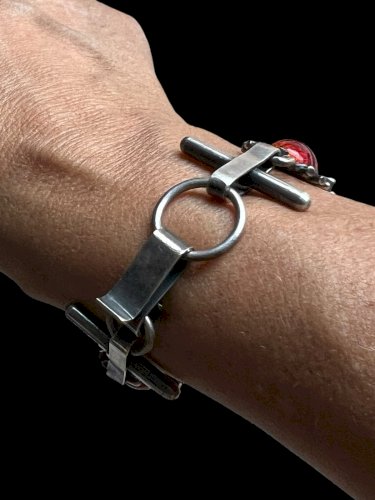 Bracelet vintage vers 1970 Brutaliste émaillé soleil, floral, design, rétro