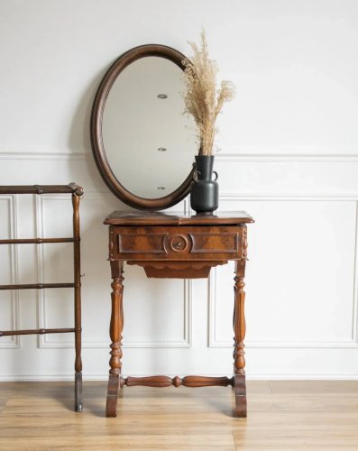 Brigitte, la travailleuse en bois foncé N°146