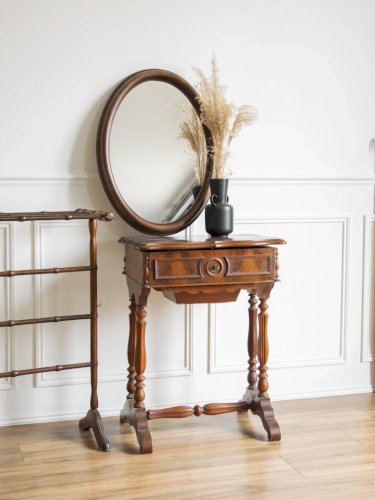 Brigitte, la travailleuse en bois foncé N°146