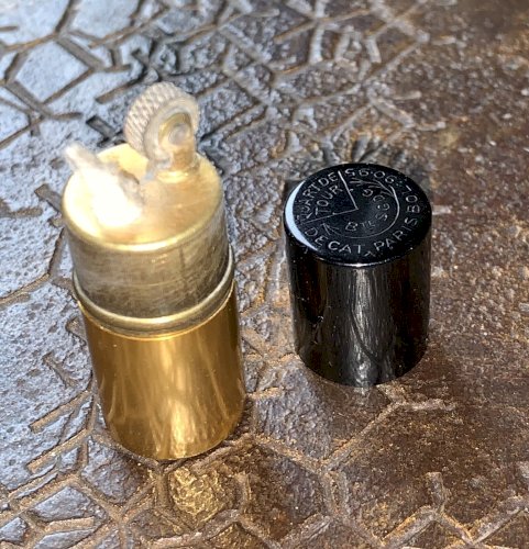 Briquet publicitaire féminin tube à essence vintage 1960's meules Norton Paris