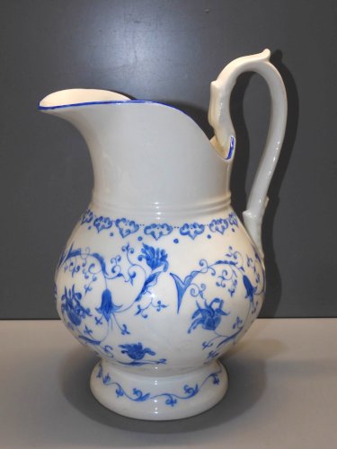 -BROC A EAU PORCELAINE St. LOUIS PHILIPPE  peint à la main ART de la TOUVRE   D