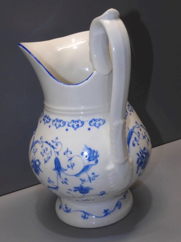 -BROC A EAU PORCELAINE St. LOUIS PHILIPPE  peint à la main ART de la TOUVRE   D