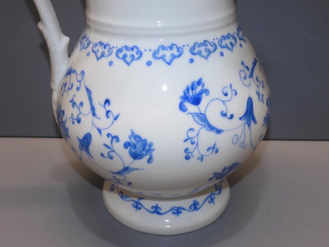 -BROC A EAU PORCELAINE St. LOUIS PHILIPPE  peint à la main ART de la TOUVRE   D