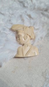 Broche ancien buste une femme africaine en matière noble