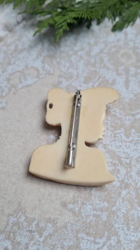 Broche ancien buste une femme africaine en matière noble