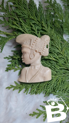 Broche ancien buste une femme africaine en matière noble