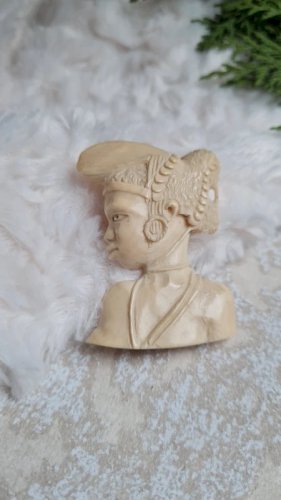 Broche ancien buste une femme africaine en matière noble