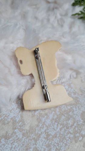 Broche ancien buste une femme africaine en matière noble