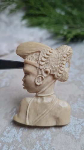 Broche ancien buste une femme africaine en matière noble