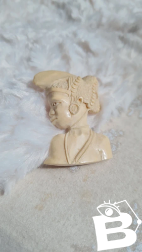 Broche ancien buste une femme africaine en matière noble