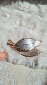 Antique brooch with double leaf design in gold plating