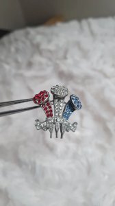 Broche ancienne à trois plumes strass rouge -blanc - bleu