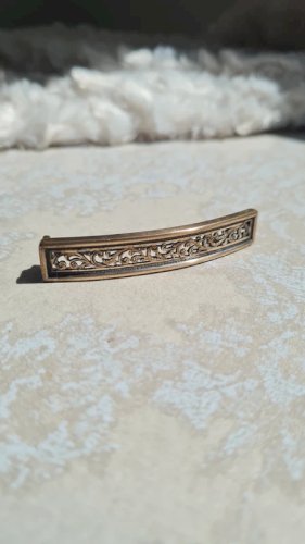 broche ancienne ajourée courbée