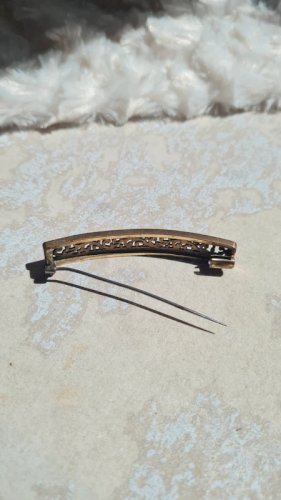 broche ancienne ajourée courbée