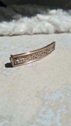 broche ancienne ajourée courbée