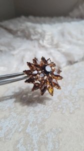 Broche ancienne avec strass de couleur mordoré