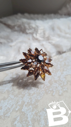 Broche ancienne avec strass de couleur mordoré
