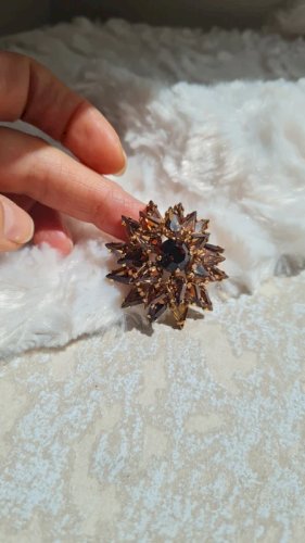 Broche ancienne avec strass de couleur mordoré