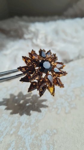 Broche ancienne avec strass de couleur mordoré