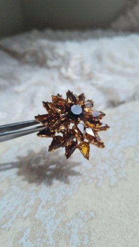 Broche ancienne avec strass de couleur mordoré