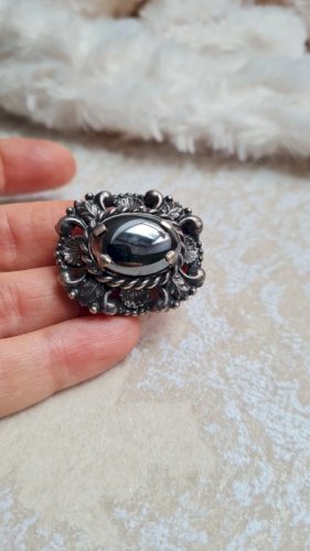 Broche ancienne avec une hématite style Baroque