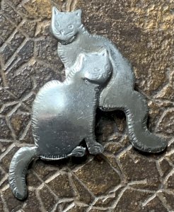 broche ancienne décor de chat dans le goût de Steinlein
